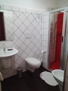 卡塔尼亚非洲西洛可早餐加卧室旅馆的浴室配有卫生间、盥洗盆和淋浴。