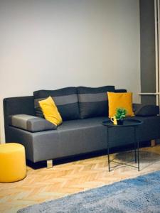 诺维萨德绍瓦旅馆的客厅里配有带黄色枕头的蓝色沙发