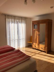 鲁斯特Apartment Carmen的一间卧室配有木制橱柜和镜子
