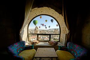 格雷梅Arinna Cappadocia的带热气球窗户的客房