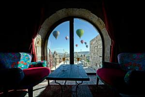格雷梅Arinna Cappadocia的一间房间,内设一张桌子和空中热气球