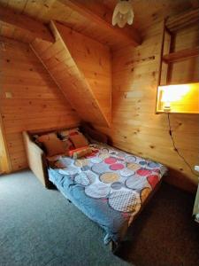考斯赛力克Góralska Chata的小木屋内一间卧室,配有一张床