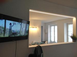 普瓦捷Le Gambetta的客厅的墙上配有平面电视。