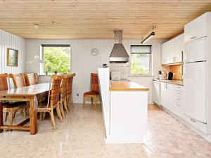 乌尔夫堡6 person holiday home in Ulfborg的厨房以及带桌椅的用餐室。