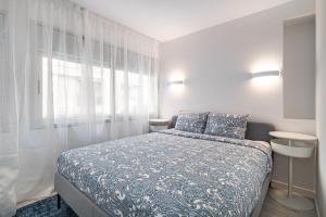 巴塞罗那Comtal homey apartments的一间卧室设有一张床和一个窗口