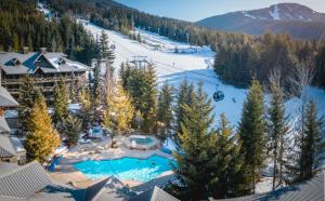 惠斯勒Blackcomb Springs Suites by CLIQUE的享有带滑雪场的度假胜地的空中景致
