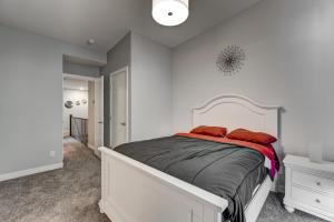 Three-Bedroom with Fireplace #41 Sunalta Downtown客房内的一张或多张床位