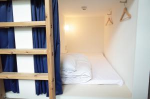 热海bnb+Atami Resort的小房间设有双层床和梯子