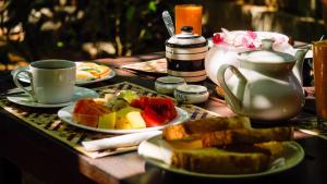 阿鲁甘湾福卡斯卡巴纳斯旅馆的餐桌,盘子,咖啡