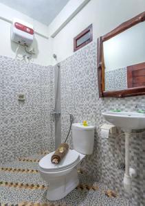 龙目岛库塔Kintari Indah Homestay的一间带卫生间和水槽的浴室