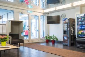 塔林学术旅舍的一间配备了冰箱和电视的等候室