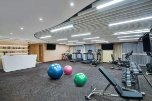 香港悦品度假酒店(屯门)的一间健身房,里面设有健身器材和球在地板上