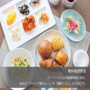 丸龟市Super Hotel Marugame Ekimae的盘子上带食物盘的桌子