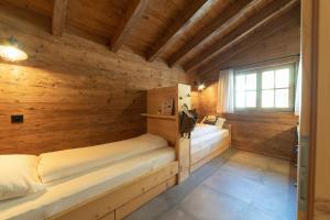 维尔德豪斯Chalet Schibenstoll的小木屋内带两张床的房间