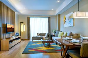 杭州莎玛和达服务式公寓的客厅配有沙发和桌子