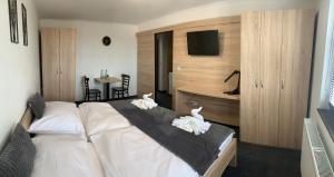 马达伯乐斯拉夫Pension 1310的酒店客房设有一张大床和一张书桌。