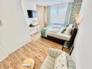 锡默拉特JUULS - Natur Hotel Garni的一间带床和沙发的小卧室