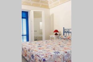 法维尼亚纳Il Ritrovo di Archimede的一间卧室配有一张带彩色床罩的床