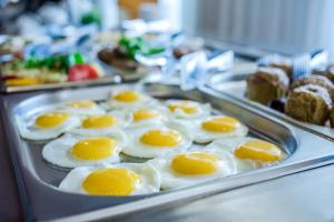 索契泽姆除兹纳格兰特酒店的面包上装满鸡蛋的托盘