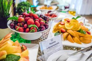 索契泽姆除兹纳格兰特酒店的桌上放着一碗水果和小吃