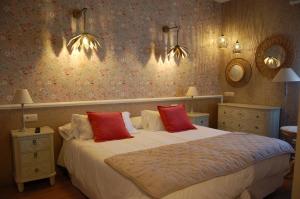 圣巴巴拉迭戈酒店的卧室配有带红色枕头的大型白色床