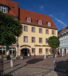 LeisnigGästehaus am Markt - Leisnig的红色屋顶的大型黄色建筑