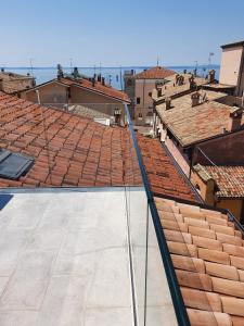 巴多利诺Bardoliners的从建筑物屋顶上可欣赏到风景