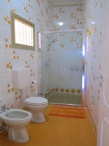 拉卡莱Don Vito的一间带卫生间和淋浴的浴室