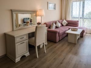 巴尔奇克白岩城堡套房酒店及SPA的客厅配有沙发和带镜子的书桌