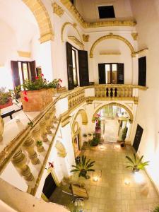 加利波利奥佩斯卡托酒店及餐厅的盆栽植物建筑的顶部景观