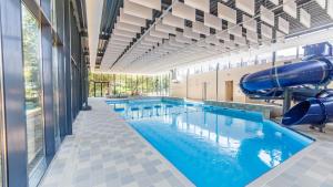 Dormio Resort Maastricht Apartments内部或周边的泳池