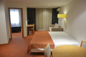 帕雷德斯帕雷德斯公寓酒店的酒店客房带两张床和一个客厅