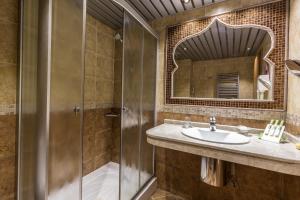卢科维特Diplomat Plaza Hotel & Resort的一间带水槽和镜子的浴室