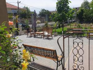 多亚马伊casa adrian 2 mai的花园里的一组长椅和桌子
