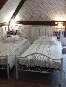 Le VicelLE CHALET SUISSE - Chambre aux fleurs的卧室内两张并排的床