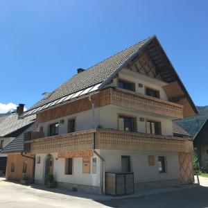 博希尼LAKE HOUSE BOHINJ的一个大房子,有 ⁇ 帽屋顶