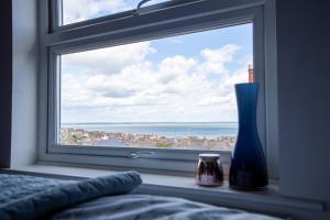 考斯卡利登旅馆的卧室设有海景窗户。