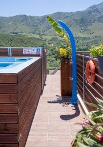 Kournás伊雅索纳斯别墅度假屋的山景甲板,设有小型游泳池