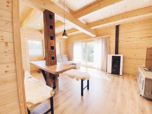 拉多夫吉卡Log House Natura的木房间设有桌子和壁炉