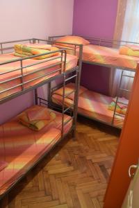 斯普利特Old Town Hostel Split的铺有木地板的客房内设有三张双层床。