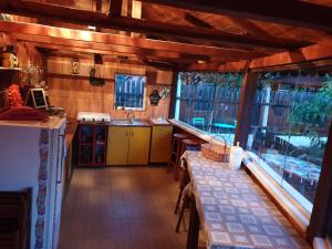 LimanuPorto Lima的房屋内的厨房设有木墙和窗户