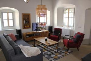 班斯卡 - 什佳夫尼察Vila Dorothea的客厅配有沙发、椅子和桌子