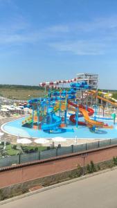 托波拉Kaliakria Resort /Topola/Bulgaria的一个带水滑梯的大型水上公园