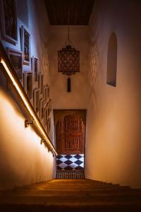 拉巴特达山摩洛哥传统庭院住宅的走廊设有楼梯、门和吊灯