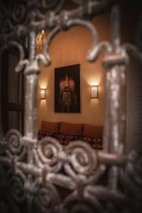 拉巴特达山摩洛哥传统庭院住宅的镜子,有人像