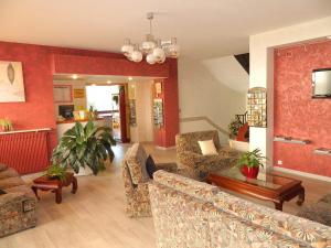 蒂耶扎克丽兰泽斯酒店的一间客厅,客厅配有沙发和椅子