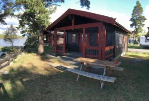 SvensrudOdin Camping AS的小木屋前方设有野餐桌