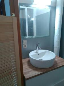 CrenansLa Bergerie Crenantine的浴室设有白色水槽和镜子