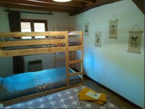CrenansLa Bergerie Crenantine的一间卧室配有两张双层床。