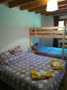 CrenansLa Bergerie Crenantine的一间卧室配有一张带两张双层床的床铺。